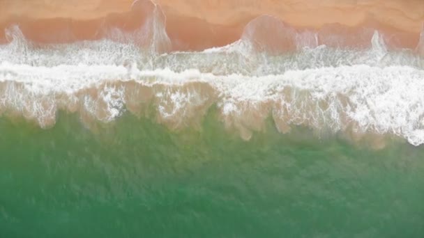 Drone aérien vue sur l'océan des vagues océaniques, belles vagues ne finissent pas cadres un par un tandis que les vagues de mer turquoise se brisent sur la côte sablonneuse. 4K — Video