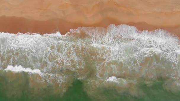 Drone aérien vue sur l'océan des vagues océaniques, belles vagues ne finissent pas cadres un par un tandis que les vagues de mer turquoise se brisent sur la côte sablonneuse. 4K — Video