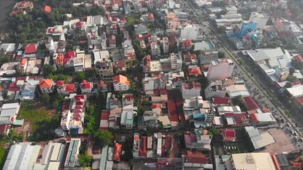 Vuelo drone en una mañana soleada temprano sobre una ciudad con mucho humo, humo de coches de la ciudad y motocicletas, ver las calles de la ciudad y grandes edificios de la ciudad. — Vídeos de Stock