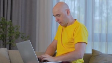 Serbest çalışan endişeli, laptopta çalışan, yorgun, kapanık, yorgun gözlerini ovuşturan, iş yerinde sorunları çözen, ilham arayan, bir karar veren, fikir eksikliği hisseden beyaz bir adam.
