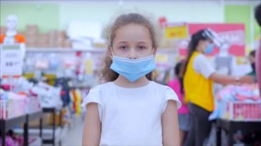 Corontin, insanlar çabuk satın alır. Koronavirüs ya da virüs salgını gibi korkunç bir salgında tıbbi maske takan çocuk, panik içinde alışveriş yapan virüsten maske takmış insanların geçmişi..