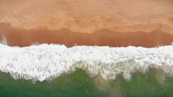 Lucht drone schot uitzicht op de oceaan van de oceaan golven, prachtige golven niet eindigen frames een voor een, terwijl de turquoise zee golven breken op de zandkust. 4K — Stockvideo
