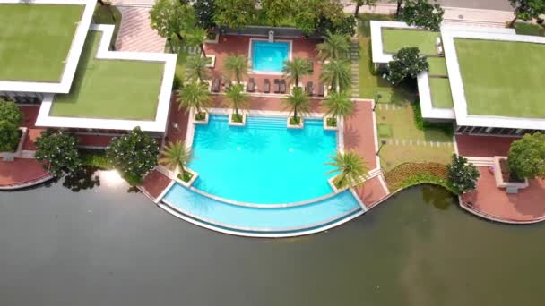 Villa privata di lusso con piscina e palme. volo aereo drone in una luminosa giornata estiva soleggiata sullo sfondo di una bella piscina con palme intorno. — Video Stock