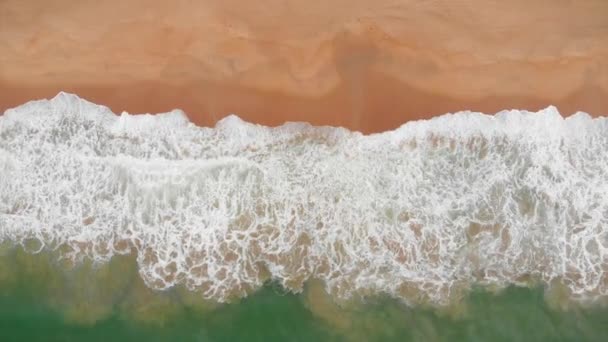 Εναέρια drone shot δείτε τον ωκεανό των κυμάτων του ωκεανού, όμορφα κύματα δεν τελειώνει πλαίσια ένα προς ένα, ενώ τα τιρκουάζ κύματα της θάλασσας σπάσει στην αμμώδη ακτή. 4K — Αρχείο Βίντεο