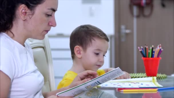 Lycklig familj mor barnflicka lära söt pojke spela brädspel hemma, mamma hjälper lille son lära sig att rita med pennor tillsammans njuta av den kreativa processen. — Stockvideo