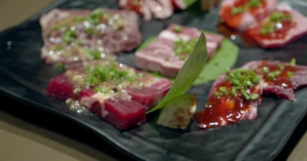 Grelha, delicioso bife Grandes folhas frescas apenas de horta Salada câmera lenta deslizante close-up. — Vídeo de Stock