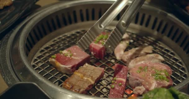 A főnök használja a fogót és bekapcsolja a húst a grillen. Tűz ég, forró szaftos olajos steak főz, lassított felvétel. Grill, ízletes marhahús lassított felvétel. — Stock videók