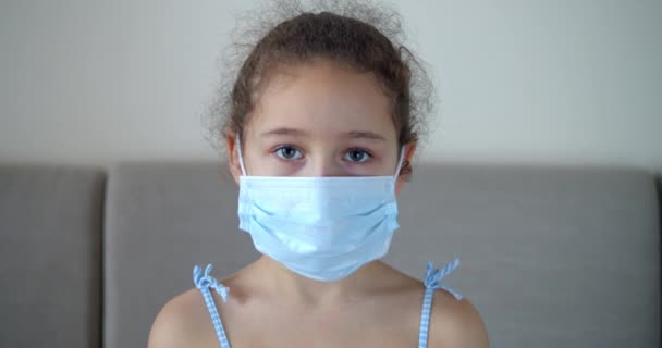 Retrato bonito criança ou menina em uma máscara médica. Pandemia, covid - 19. — Vídeo de Stock