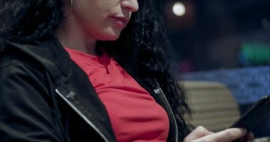 Rahat genç bir kadın akıllı telefon kullanarak sosyal medyada sörf yapıyor, haberleri kontrol ediyor, mobil oyunlar oynuyor ya da koltukta oturmuş mesaj yazıyor. Milenyum bayanı evinde cep telefonu teknolojisiyle vakit geçiriyor..