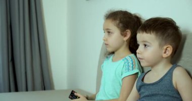 Laptopta TV izlerken şirin çocukların portresi. Çocuklar Erkek ve Kız Kardeş TV izliyor. Konsept Video Oyunu, Eğlence, Duygular.