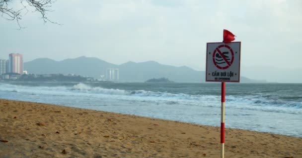 모래 위의 파도에서 태양의 흔적. 바다에서 수영하는 것을 금지하는 서판. 아시아 해변, 더 많은 파도, 잔잔 한 바다. — 비디오