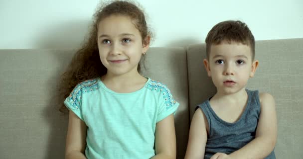 Dzieci Brat i siostra oglądają telewizję. Koncepcja gry wideo, Rozrywka, Emocje, Rodzina — Wideo stockowe