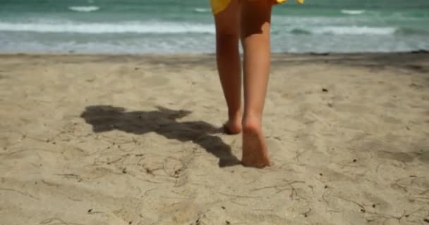 Filmati fuori fuoco Pretty Child little Girl Running on the Sand Right to the Ocean.Kid prima di fare il bagno nell'oceano andare a riva, gambe femminili sottili e piedi che camminano lungo le onde dell'acqua di mare sulla spiaggia di sabbia. — Video Stock