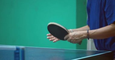 Yaşlı bir koç evde ya da kulüpte nasıl masa tenisi oynanacağını öğretir. Masanın gölgesindeki bir kadın tenis topuna, sıradan bir tişörtle vuruyor, tenis topuna vuruyor ve ona gönderiyor.