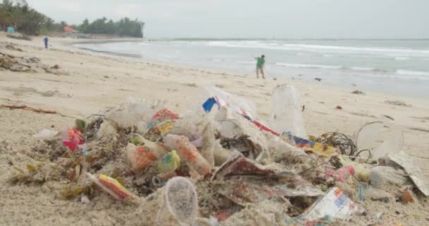 志愿者们举起一个塑料垃圾，扔进袋子里。志愿服务和回收概念。环境意识概念复制空间.清洁白沙滩的义工妇女. — 图库视频影像