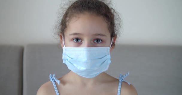 Retrato bonito criança ou menina em uma máscara médica. Pandemia, covid - 19. — Vídeo de Stock