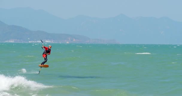 Kitesurfen plaats, sport concept, gezonde levensstijl, menselijke vlucht. Actieve mensen, kitesurfen plek, sport concept, gezonde levensstijl. Han Hoa Province, Vietnam 22 februari 2021 — Stockvideo