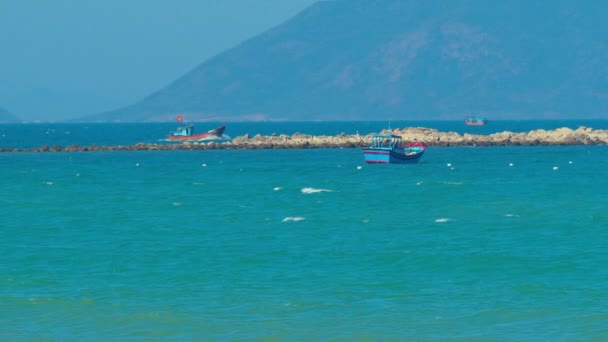 Filmagem foco suave um barco de pesca profissional, em um dia ensolarado quente, uma escuna de pesca asiática segue em uma viagem de pesca, um barco com armadilhas para caranguejos para lula e lagosta — Vídeo de Stock