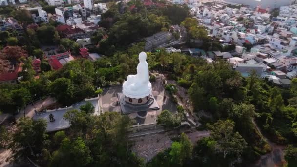 Buddha Besar Putih adalah salah satu atraksi. Terbang di sekitar patung Buddha besar di Vietnam. — Stok Video