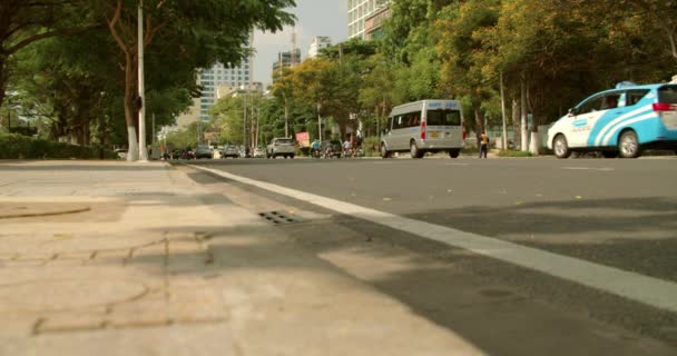 戴口罩的人在隔离后和自我隔离后乘坐自己的车辆离开了自己的家，在城市里四处走动，隔离的消除是科罗纳维的终结。Asian, Nha Trang, Vietnam, April 24, 2021 — 图库视频影像