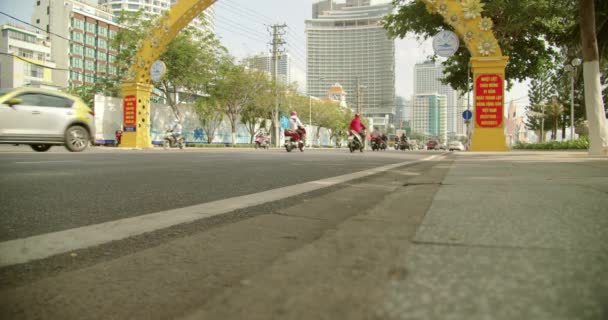 Karantinadan sonra maske takan ve evlerini araçlarıyla terk eden insanlar şehirde dolaşırken, Coronavirus 'un sonu karantina. Asya, Nha Trang, Vietnam, 24 Nisan 2021 — Stok video
