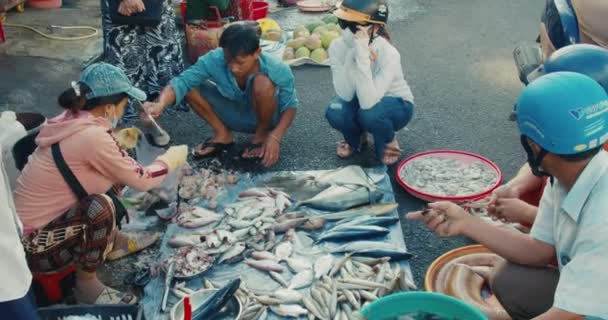 Província de Han Hoa, Vietname, 9 de maio de 2021. Homens vietnamitas ou mulheres idosas vendem ostras de frutos do mar frescos, mexilhões, muitos peixes, eles vendem e imediatamente limpam para os clientes no mercado de rua tradicional, Vietnã — Vídeo de Stock