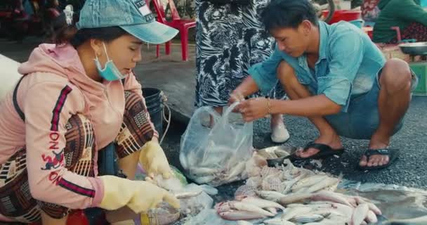 Provinz Han Hoa, Vietnam, 9. Mai 2021. Vietnamesische Männer oder alte Frauen verkaufen frische Meeresfrüchte Austern, Muscheln, viel Fisch, sie verkaufen es und putzen sofort für Kunden auf dem traditionellen Straßenmarkt, Vietnam — Stockvideo