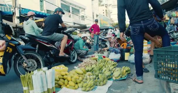 Provinz Han Hoa, Vietnam 9. Mai 2021 Vietnamesische Männer oder alte Frauen verkaufen frisches Gemüse und tropische Früchte auf dem Straßenmarkt in Turissic Town, maskierte Menschen auf dem Markt aufgrund der Epidemie der Welt Covid 19 — Stockvideo