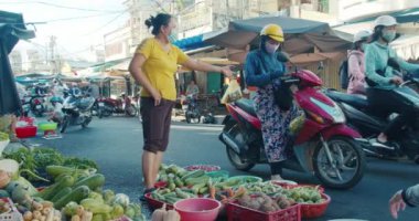 Han Hoa Vilayeti, Vietnam 9 Mayıs 2021 Vietnamlı kadınlar Turissic Town 'da taze sebze ve tropikal meyve satıyorlar. Dünya Covid 19 salgını yüzünden maskeli insanlar.