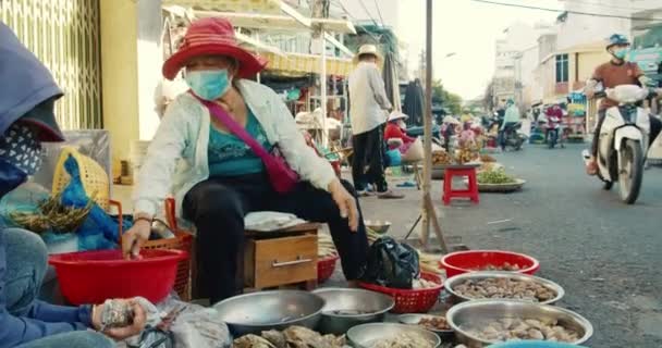 Província de Han Hoa, Vietname, 9 de maio de 2021. Mulheres idosas vietnamitas vendem frutos do mar frescos cortados de conchas de ostra carne de ostra, mexilhões em um mercado de rua na cidade turística da província de Han Hoa, Vietnã. — Vídeo de Stock