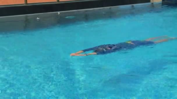 Nageur professionnel, nageant dans le style d'un rampement dans la piscine. Concept sportif, baignade en rampant, piscine, nageur professionnel. — Video