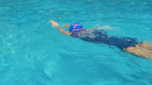 Nadador profesional, nadando al estilo de un gateo en la piscina. Concepto deportivo, natación a gatas, natación en la piscina, nadador profesional. — Vídeos de Stock