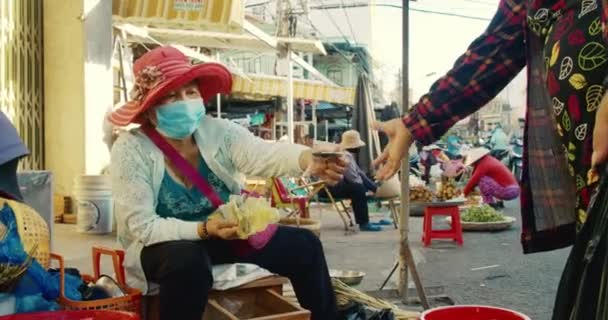 Provinz Han Hoa, Vietnam, 9. Mai 2021. Vietnamesische alte Frauen verkaufen frische Meeresfrüchte aus Austernschalen, Austernfleisch und Muscheln auf einem Straßenmarkt in der Touristenstadt Han Hoa, Vietnam. — Stockvideo