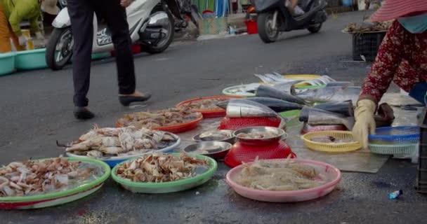 Provinz Han Hoa, Vietnam, 9. Mai 2021. Vietnamesische Männer oder alte Frauen verkaufen frische Meeresfrüchte Austern, Muscheln, viel Fisch, sie verkaufen es und putzen sofort für Kunden auf dem traditionellen Straßenmarkt, Vietnam — Stockvideo