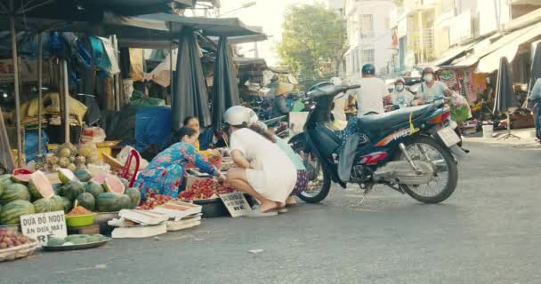 Provincia de Han Hoa, Vietnam Mayo 9,2021 Los vietnamitas o ancianas venden verduras frescas y frutas tropicales en el mercado callejero de Turissic Town, personas enmascaradas en el mercado debido a la epidemia del mundo Covid 19 — Vídeos de Stock