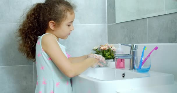 Barn daglig sjukvård rutin. Vit grabb med vit tand tittar på spegeln isolerad hemma. Livsstil. Porträtt glad söt liten barn borsta tänderna i badrummet och ler. — Stockvideo