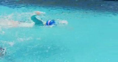Profesyonel yüzücüler, havuzda emekleme stilinde daha hızlı yüzecek erkek ve kadınların yarışması. Spor konsepti, yüzme, havuzda yüzme, profesyonel yüzücü..