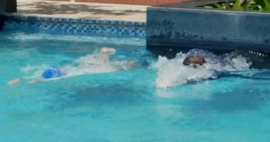 Profesyonel yüzücüler, havuzda emekleme stilinde daha hızlı yüzecek erkek ve kadınların yarışması. Spor konsepti, yüzme, havuzda yüzme, profesyonel yüzücü..