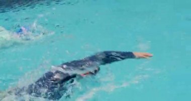 Profesyonel yüzücüler, havuzda emekleme stilinde daha hızlı yüzecek erkek ve kadınların yarışması. Spor konsepti, yüzme, havuzda yüzme, profesyonel yüzücü..