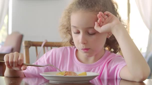 Carino ragazza della scuola materna sana mangiare patate fritte con bistecca seduta in un caffè per bambini. Infanzia, concetto di salute. Il bambino sta mangiando cibo sano biologico e vegano nel ristorante. — Video Stock