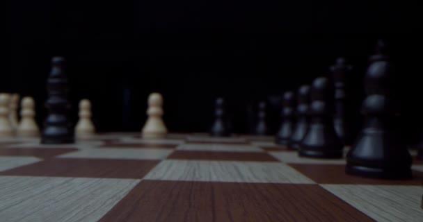 Juego de ajedrez. Super macro disparo de un juego de ajedrez, uno de los jugadores que juega negro toma un peón y se mueve, defendiéndose contra el ataque del bule de ajedrez. Juego seguro de dos líderes empresariales. — Vídeos de Stock