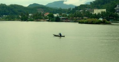 Kanoda yelken açan bir adamın arkadan görünüşü..