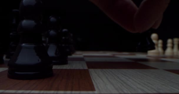 Schackspel. Super makro skytte av ett schackspel, en av de spelare som spelar svart tar en bricka och flyttar, försvara sig mot angrepp av schack bula. Självsäkra spel av två företagsledare. — Stockvideo