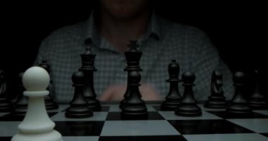 Satranç oyunu. Kara bir anahtarla çekilmiş. Piyonlu beyaz hareketler. Satrançlı bir satranç tahtasının süper makro fotoğrafçılığı, kamera beyaz parçalardan siyah olanlara kaydırma makinesiyle seyahat ediyor..