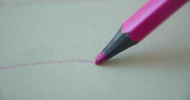 Colore della matita di grafite viola disegna una linea retta su uno sfondo bianco di carta, carta speciale per l'artista, scatto macro. Linee umane. Figura Concetto, Arte — Video Stock