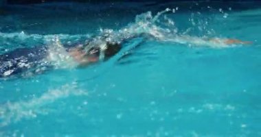 Konsept spor, dövüş, kazanma isteği, aktif yaşam tarzı. Profesyonel yüzücüler, havuzda daha hızlı yüzecek erkek ve kadınların rekabeti. Konsept, yüzme, havuzda yüzme, profesyonel yüzücü.