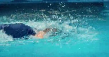Kavramsal spor, güreş, kazanma isteği, aktif yaşam tarzı. Kadınları havuzda eğiten profesyonel bir yüzücü arkada yüzme modu oluşturur. Spor havuzu yüzme, profesyonel yüzücü..
