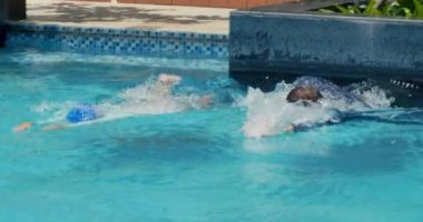 Spor konsepti, yüzme, havuzda yüzme, profesyonel yüzücü. Profesyonel yüzücüler, havuzda daha hızlı yüzecek erkek ve kadın müsabakaları..