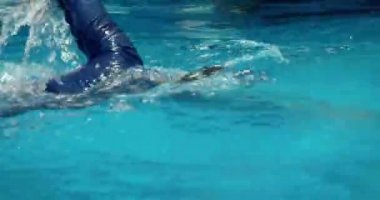 Konsept spor, dövüş, kazanma isteği, aktif yaşam tarzı. Profesyonel yüzücüler, havuzda daha hızlı yüzecek erkek ve kadınların rekabeti. Konsept, yüzme, havuzda yüzme, profesyonel yüzücü.