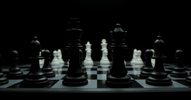 Super-Makro-Fotografie eines Schachbretts mit Schach, Kamerafahrt auf einem Schieberegler von schwarzen zu weißen Figuren. Schachspiel. In einem dunklen Schlüssel gefilmt. — Stockvideo